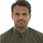 Pilota di linea nell'aviazione civile, diplomato al liceo linguistico